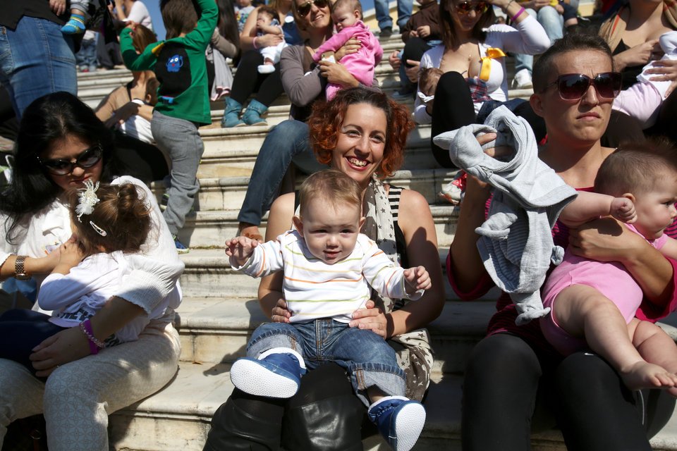 Ομαδικός δημόσιος θηλασμός στο Ζάππειο [εικόνες] | iefimerida.gr 3
