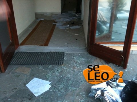 «Γυαλιά - καρφιά» έκαναν το αστυνομικό τμήμα οι κάτοικοι της Ιερισσού μετά την εισβολή [εικόνες] | iefimerida.gr 0