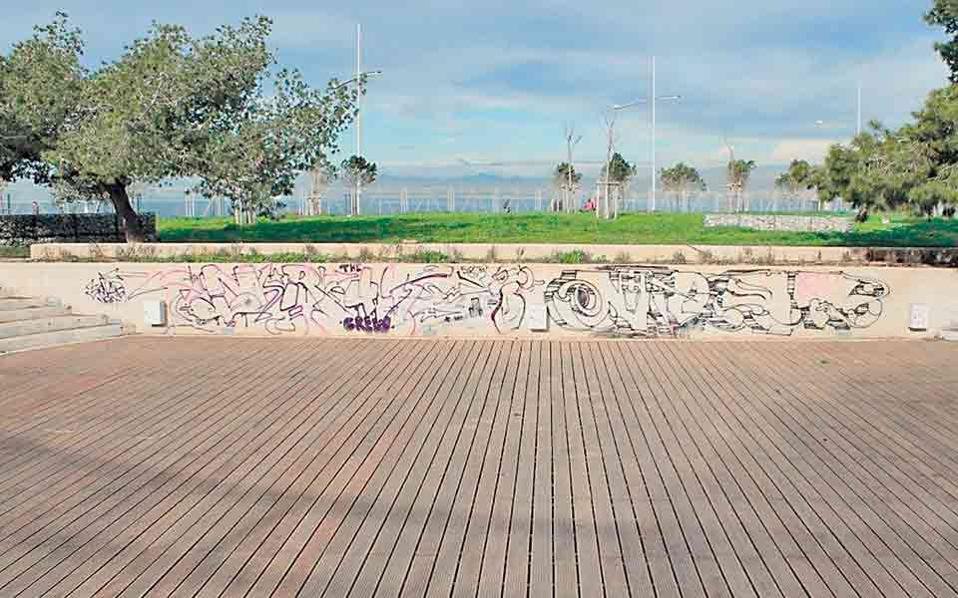 Δεν είμαστε λαός: Εμφανίστηκαν άναρχα γκράφιτι στη συγκλονιστική Νέα Παραλία στη Θεσσαλονίκη [εικόνες] | iefimerida.gr 0