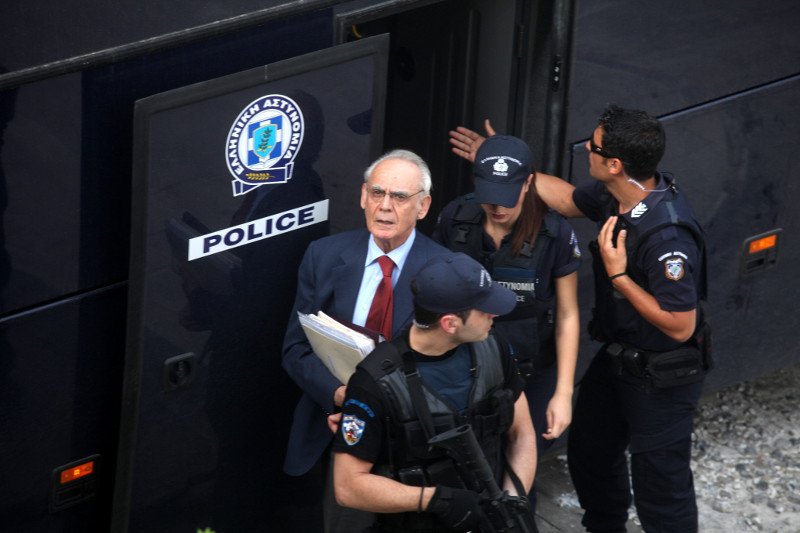 Ο Ακης και η Βίκυ Σταμάτη πάνε στη δίκη και κοιτάνε για πρώτη φορά κατάματα το φακό – Το λευκό πουκάμισο της Βίκυς [εικόνες] | iefimerida.gr 0