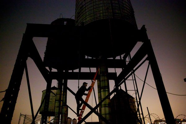 Στα άδυτα του πιο περίεργου, παράνομου, πριβέ μπαρ, μέσα σε δεξαμενή νερού [εικόνες] | iefimerida.gr 0