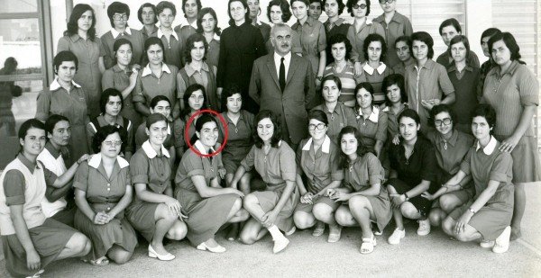 Η Γιάννα Αγγελοπούλου με τη μαθητική ποδιά ποζάρει χαμογελαστή στο φακό [εικόνες] | iefimerida.gr 0