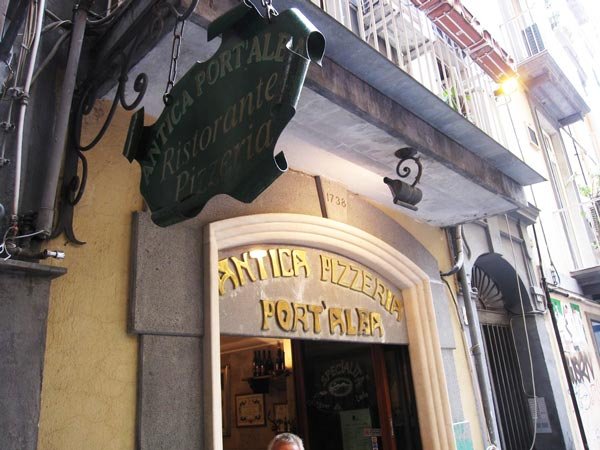 Αυτή είναι η πρώτη πιτσαρία στον κόσμο -Εκανε εγκαίνια το 1830 [εικόνες] | iefimerida.gr 0