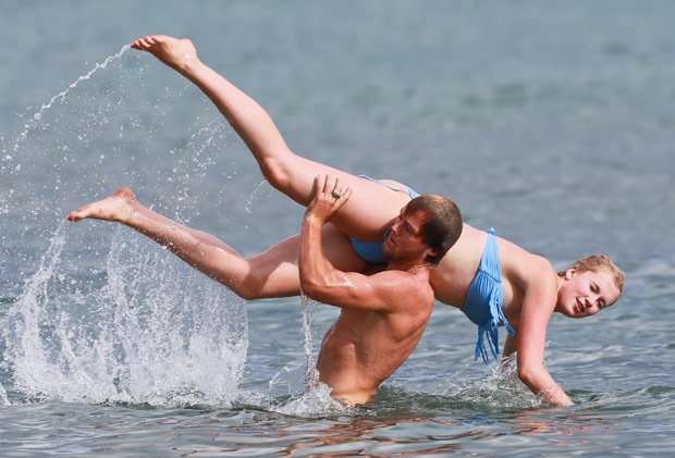 H κόρη της Κιμ Μπάσιντζερ, το μπλε μπικίνι, ο καλός της και οι βουτιές στη Χαβάη [εικόνες] | iefimerida.gr 0