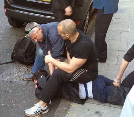 Εξι άνδρες με μπούρκα ληστεύουν κινηματογραφικά πολυκατάστημα στο Λονδίνο [εικόνες & βίντεο] | iefimerida.gr 1