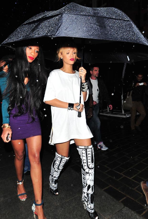 Oι εξωφρενικά κακόγουστες μπότες της Ριάνα και το φόρεμα-πουκαμίσα που άφηνε σε κοινή θέα τους γλουτούς της [εικόνες] | iefimerida.gr 0