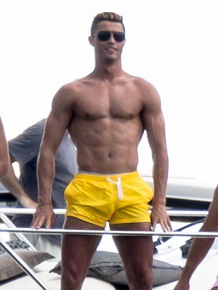 Ο Κριστιάνο σφίγγει τους κοιλιακούς, φουσκώνει τα «φτερά» και με ξανθιά φράτζα ποζάρει ως καρτούν [εικόνες] | iefimerida.gr 0