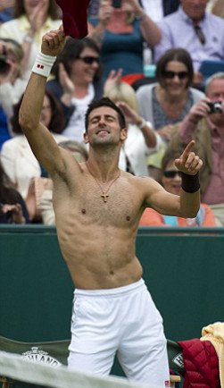 Ο Τζόκοβιτς προθερμαίνεται για το Ουίμπλεντον κάνοντας στριπτίζ – Πετάει τη μπλούζα και οι Αγγλίδες παραληρούν [εικόνες & βίντεο]  | iefimerida.gr 0