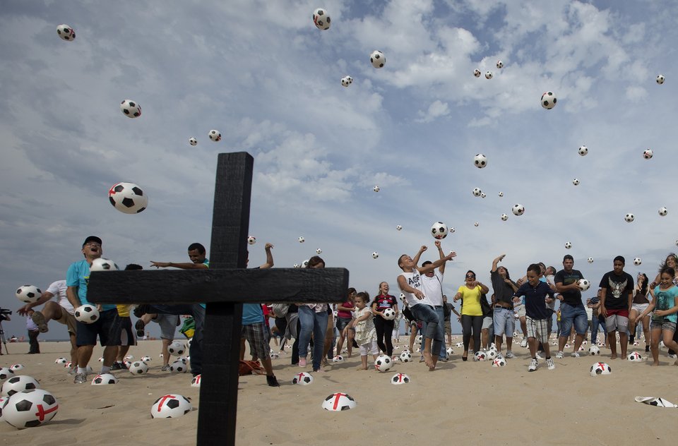 Ο πρωτότυπος κι αιχμηρός τρόπος διαμαρτυρίας των Βραζιλιάνων [εικόνες] | iefimerida.gr 3