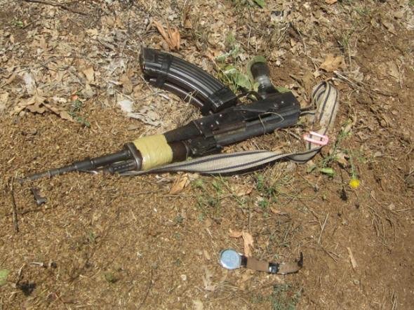 Ο νεκρός Μάριον Κόλα με το καλάσνικοφ στο σημείο της συμπλοκής [εικόνες&βίντεο]   | iefimerida.gr 0