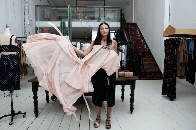 Η γυναίκα που ντύνει Τζίτζι Χαντίντ και Ριάνα - Εχει τα πιο φιλικά προς το περιβάλλον ρούχα[εικόνες] | iefimerida.gr 9