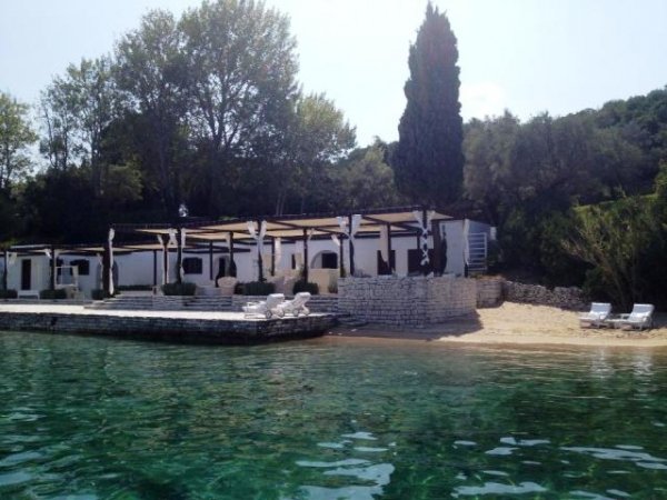 Πάρτι για δύο στο Σκορπιό με χλαμύδες, Καρυάτιδες και ...Κώστα Καραφώτη [εικόνες] | iefimerida.gr 0