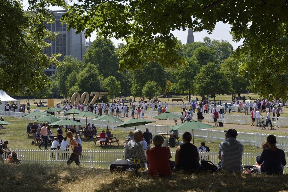 Η απόλυτη αίγλη - 550 Aston Martin σε έναν κήπο γιορτάζουν τα 100 χρόνια της εταιρείας [εικόνες] | iefimerida.gr 0