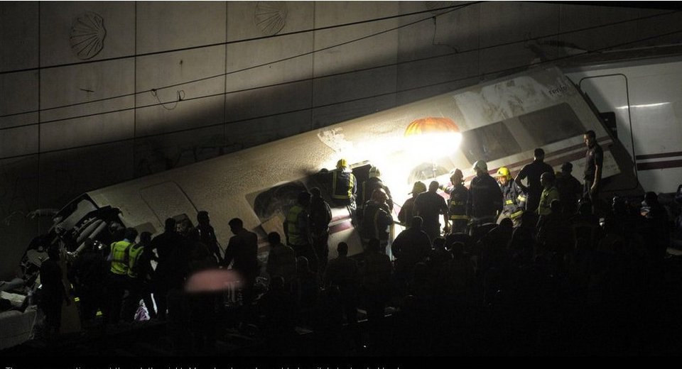 Aπίστευτος πόνος: Οι φωτογραφίες και τα πρώτα πλάνα από το σημείο της συντριβής του τρένου στην Ισπανία [εικόνες&βίντεο] | iefimerida.gr 6