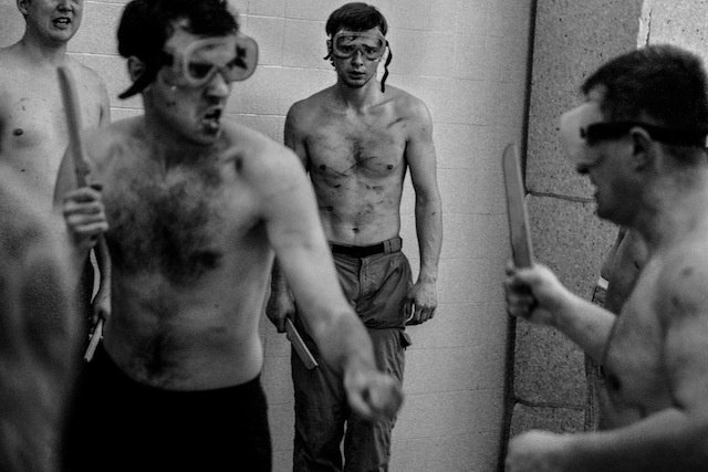 Πλούσιοι Ρώσοι πληρώνουν 900 δολάρια την εβδομάδα για να τους πλακώσουν στο ξύλο [εικόνες & σκληρό βίντεο] | iefimerida.gr 0