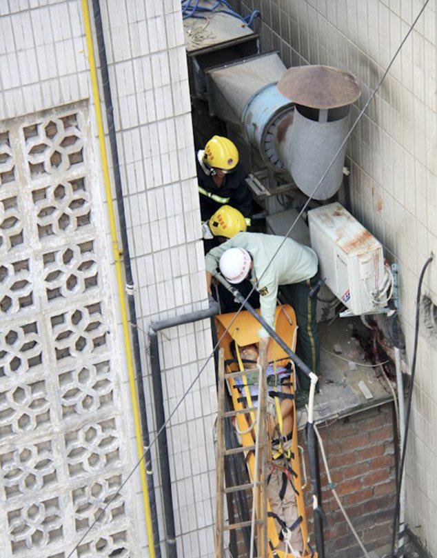 Πέταξαν Κινέζο τζογαδόρο από τον 11ο όροφο γιατί δεν είχε να πληρώσει – Επέζησε γιατί σφήνωσε σε καμινάδα [εικόνες] | iefimerida.gr 0