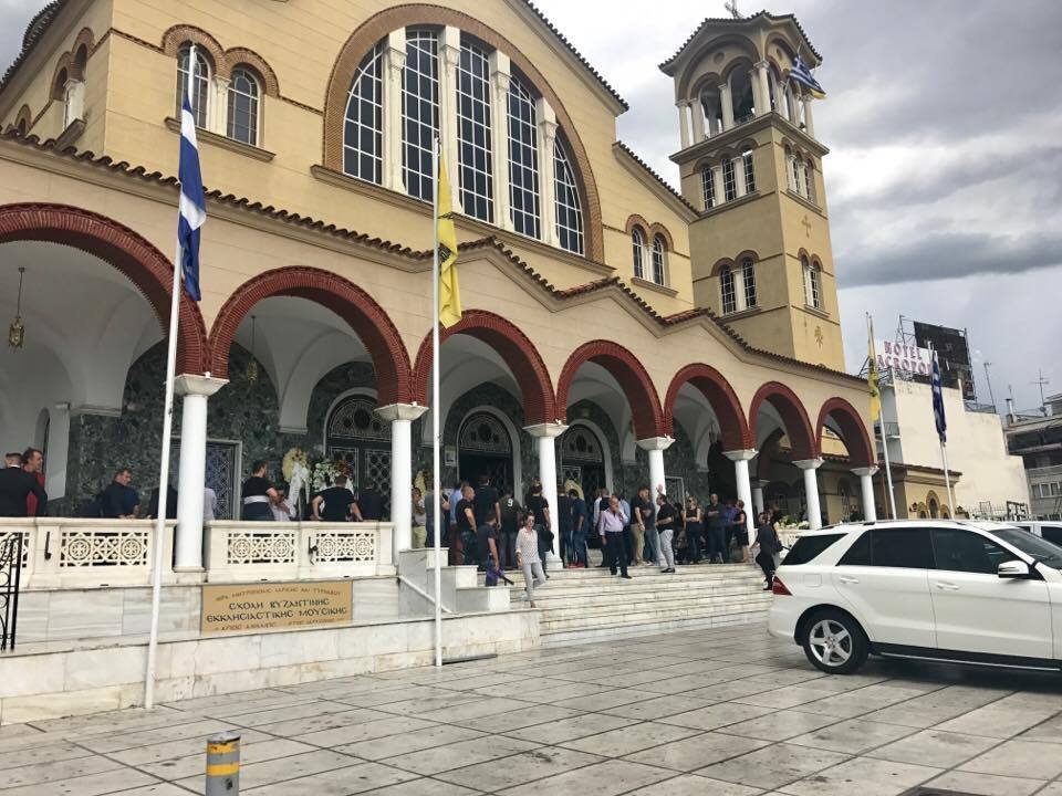 Λάρισα: Θρήνος στην κηδεία του επιχειρηματία Διονύση Τσεκούρα που σκοτώθηκε στη συντριβή του αεροσκάφους [εικόνες & βίντεο] | iefimerida.gr 3
