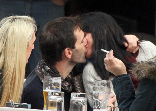 Ιέρεια των ...κούγκαρ η «Μόνικα» από τα Φιλαράκια -Φιλιέται δημοσίως με τον κατά 12 χρόνια νεότερό της σύντροφο [εικόνες] | iefimerida.gr 0