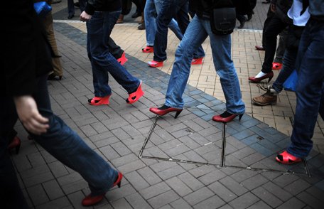 Ανδρες με γόβες -Βούλγαροι φόρεσαν ψηλοτάκουνα και έτρεξαν για να μπουν στη θέση των θηλυκών [εικόνες] | iefimerida.gr 4