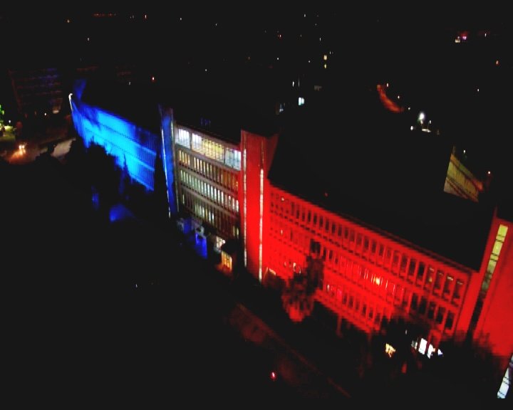 Στα χρώματα της γαλλικής σημαίας το Ραδιομέγαρο της ΕΡΤ [εικόνες] | iefimerida.gr 0