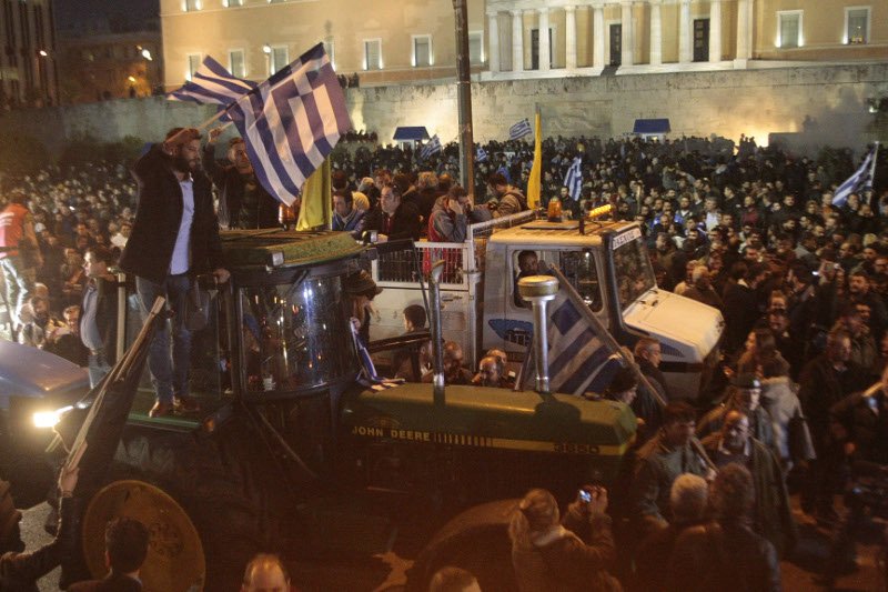 Ολα όσα έγιναν στο συλλαλητήριο των αγροτών -Οι γκλίτσες των Κρητικών έγιναν σύμβολο [εικόνες] | iefimerida.gr 6