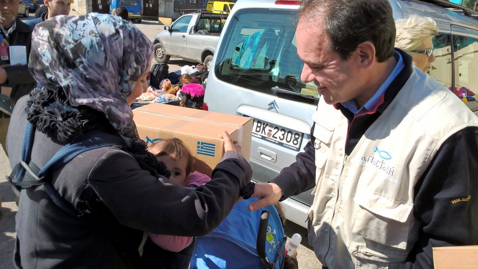 H Ιερά Σύνοδος και η «Αποστολή» στο πλευρό των προσφύγων -Στον καταυλισμό του Πειραιά [εικόνες] | iefimerida.gr 0