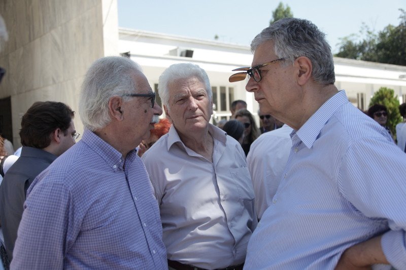 Πλήθος κόσμου συνόδεψε τον Δημήτρη Μαρωνίτη στην τελευταία του κατοικία [εικόνες] | iefimerida.gr 0