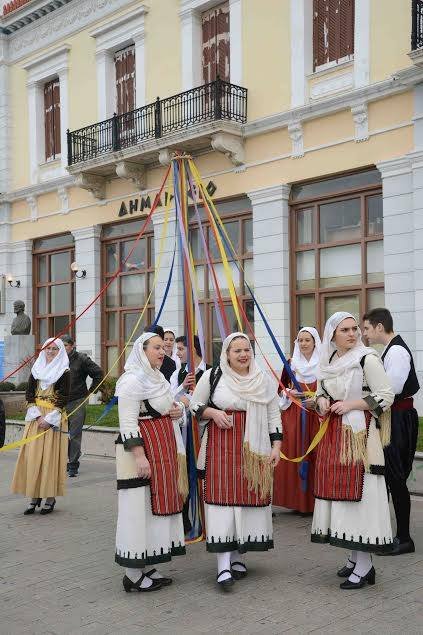 Στο καρναβάλι της Χαλκίδας έπλεξαν γαϊτανάκια μέσα στη θάλασσα [εικόνες]  | iefimerida.gr 1