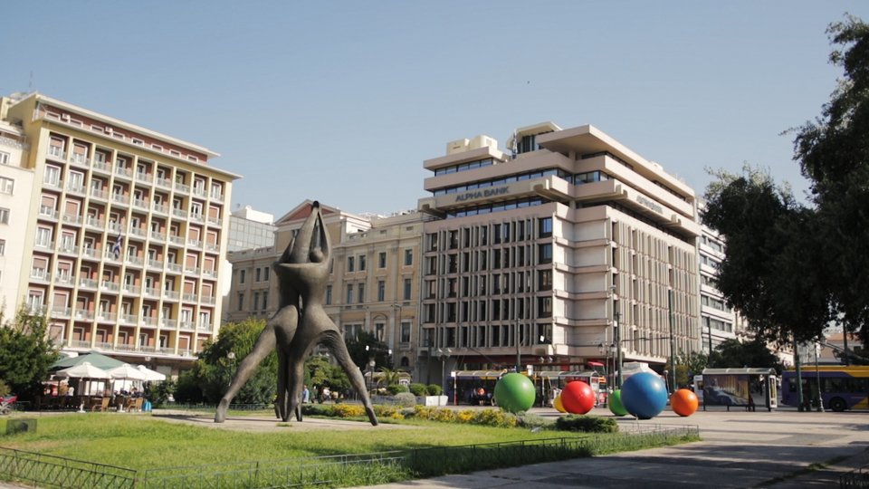 Τεράστιες χρωματιστές μπάλες στο κέντρο της Αθήνας - Γιατί ομορφαίνει η πόλη [εικόνες & βίντεο] | iefimerida.gr 2