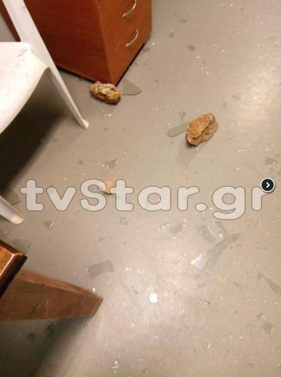 Θήβα: Γυαλιά-καρφιά τα έκαναν πρόσφυγες στο hotspot [εικόνες] | iefimerida.gr 0