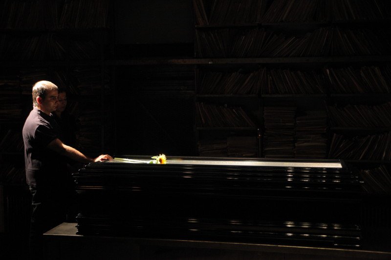 Αφατη θλίψη: Εφτασε η σορός του Λευτέρη Βογιατζή στο θέατρό του [εικόνες] | iefimerida.gr 4