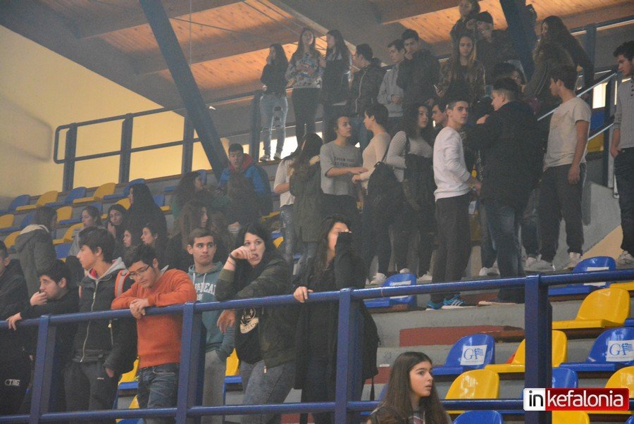 Πεδίο μάχης τελικός σχολικού πρωταθλήματος στην Κεφαλλονιά – Ξύλο των μαθητών και διακοπή [εικόνες] | iefimerida.gr 4