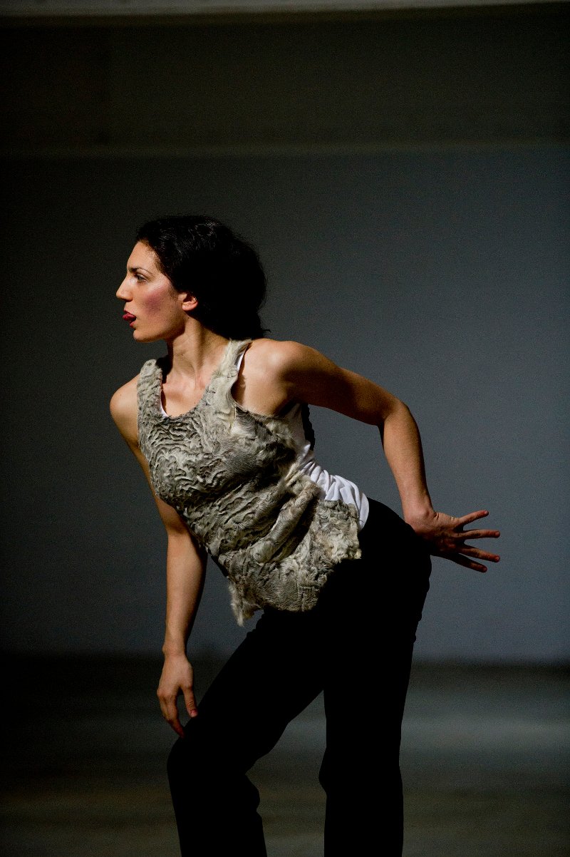  «Arranged by date, a guided tour». Χορός-ξενάγηση σε εκθεσιακό χώρο, από τη Λενιώ Κακλέα [εικόνες] | iefimerida.gr 1