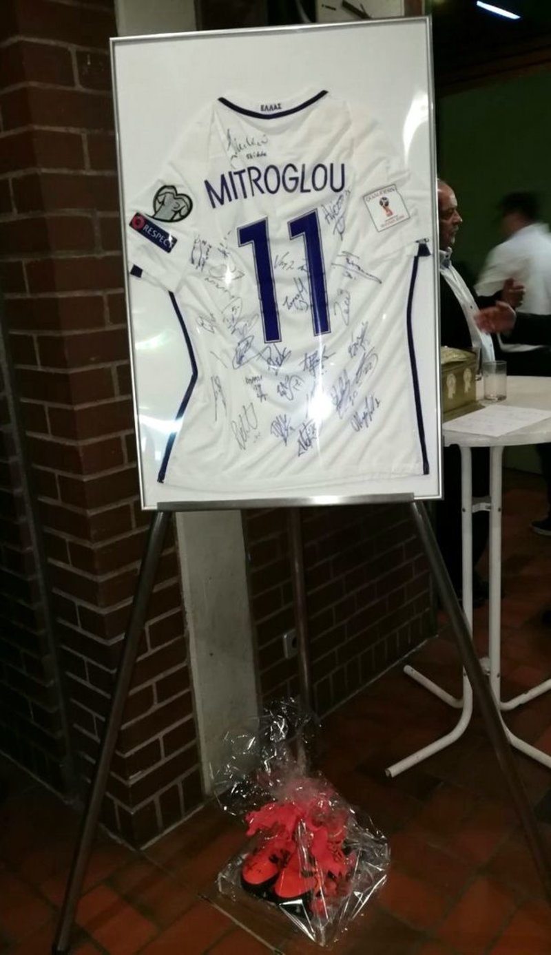 Ο Μήτρογλου έδωσε φανέλα του σε δημοπρασία -3.000 ευρώ πήγαν σε ελληνική εκκλησία στο Γκλάντμπαχ [εικόνες] | iefimerida.gr 0