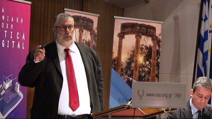 O Διευθύνων Σύμβουλος της «ΕΛΠΕ Ε&Π Υδρογονανθράκων Β.Δ. Πελοπόννησος Α.Ε.» κ. Γεώργιος Ζαφειρόπουλος, κατά την ομιλία του στο 1ου Αναπτυξιακό Συνέδριο Πελοποννήσου.