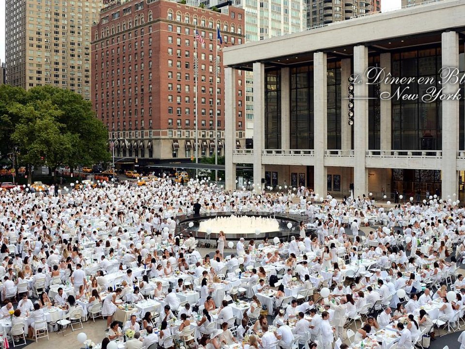 Δείπνο στα λευκά: Το ραντεβού που δίνουν χιλιάδες άγνωστοι, στο κέντρο μεγάλων πόλεων, για να φάνε μαζί [εικόνες] | iefimerida.gr 3
