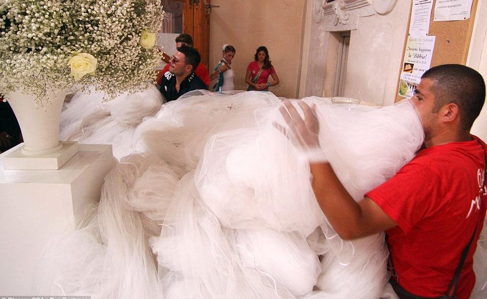 Ιταλίδα νύφη με πέπλο μήκους 3 χιλιομέτρων! [photos] | iefimerida.gr 2