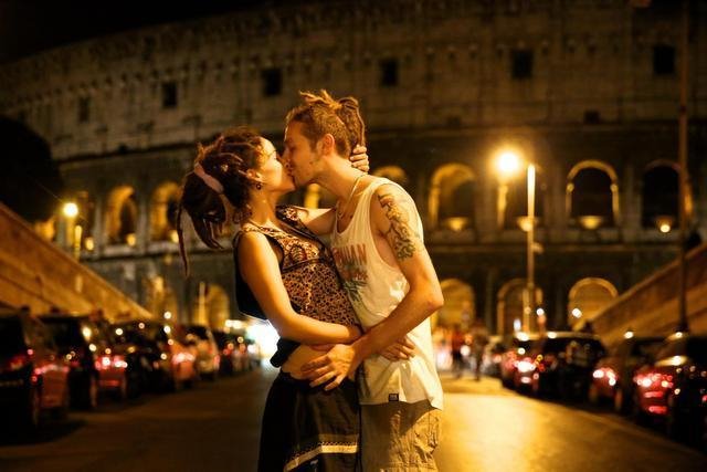 Εκατό φιλιά από όλο τον κόσμο -Ενα μοναδικό ταξίδι με «οδηγό» τις ιστορίες αγάπης [εικόνες] | iefimerida.gr 0