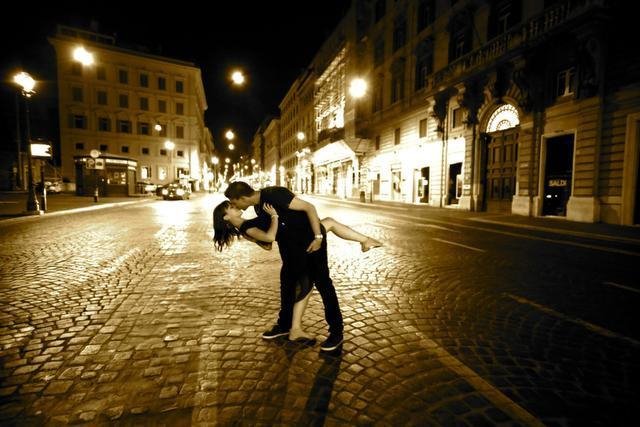 Εκατό φιλιά από όλο τον κόσμο -Ενα μοναδικό ταξίδι με «οδηγό» τις ιστορίες αγάπης [εικόνες] | iefimerida.gr 1