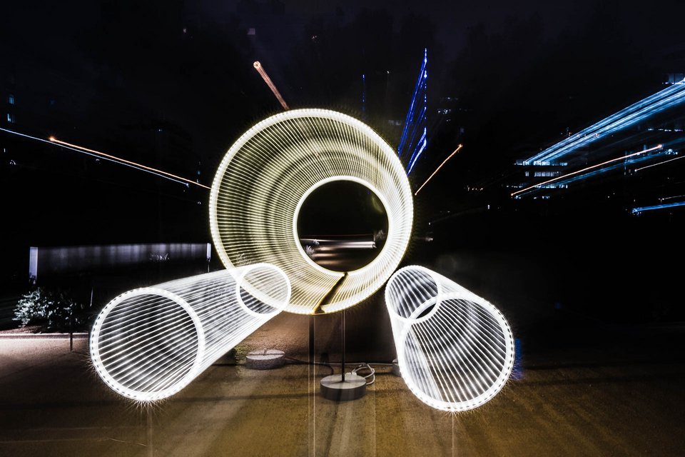 To ωράριο λειτουργίας Δεκεμβρίου είναι:  o Πάρκο Σταύρος Νιάρχος  Από 01/12 έως 20/12:  Δευτέρα έως Πέμπτη: 06.00 – 22.00  Παρασκευή έως Κυριακή: 06.00 – 00.00  Από 21/12 έως 06/01:  Καθημερινά: 06.00 – 00.00  o Αγορά, Φάρος: 06.00 – 00.00  o Κέντρο Επισκεπτών: 09.00 - 22.00