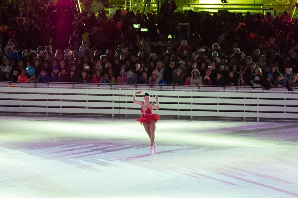 Σόιου με αθλητες του πατινάζ στην πρεμιέρα του 