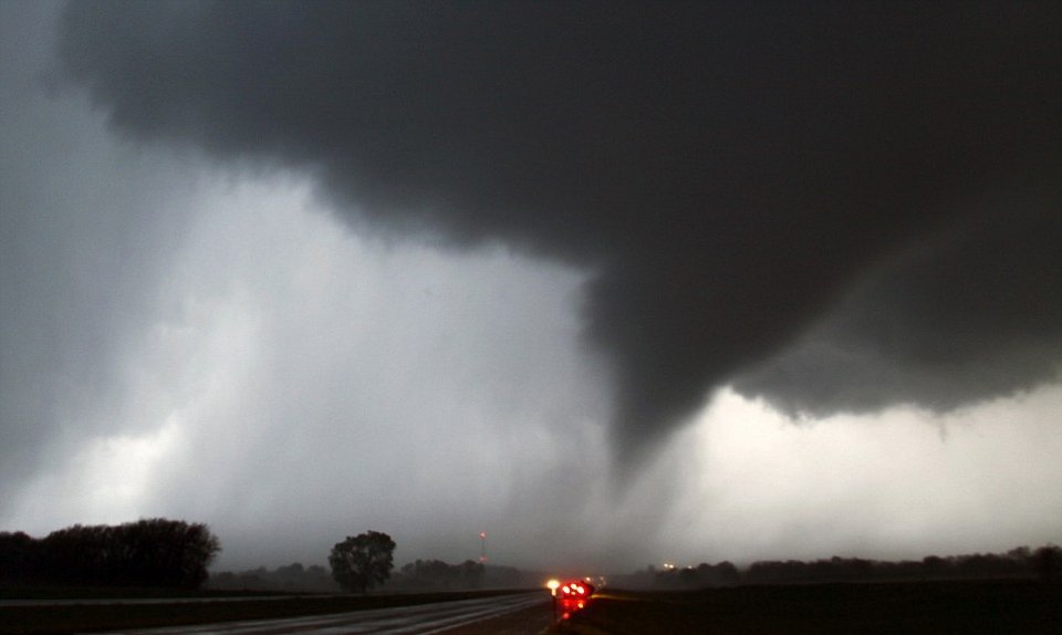 Φονικοί τυφώνες ξεκληρίζουν οικογένειες και στήνουν σκηνικό Αποκάλυψης! [εικόνες] | iefimerida.gr 1