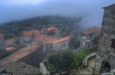 Μονσάντο, το πιο ατμοσφαιρικό χωριό -Σπίτια λαξεμένα σε βράχους, που μοιάζουν να έχουν πέσει από τον ουρανό [εικόνες & βίντεο] | iefimerida.gr 0