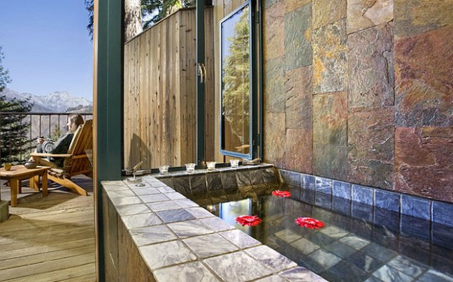 Τα λουτρά του παραδείσου – Αυτά είναι τα ομορφότερα μπάνια με θέα από το Ταζ Μαχάλ μέχρι τον Πύργο του Άιφελ [εικόνες]  | iefimerida.gr 0