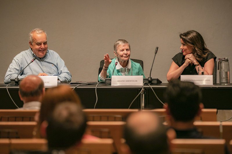 Εκστατική παράσταση του Θεόδωρου Τερζόπουλου στους Δελφούς υπό το φως του ήλιου [εικόνες] | iefimerida.gr 0