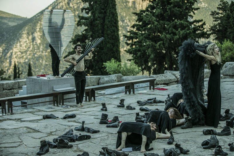 Εκστατική παράσταση του Θεόδωρου Τερζόπουλου στους Δελφούς υπό το φως του ήλιου [εικόνες] | iefimerida.gr 4