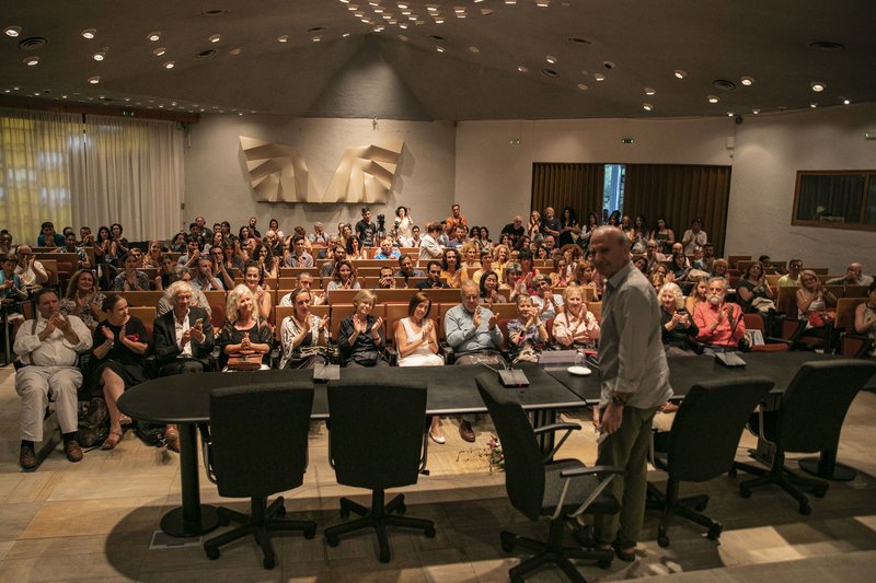 Εκστατική παράσταση του Θεόδωρου Τερζόπουλου στους Δελφούς υπό το φως του ήλιου [εικόνες] | iefimerida.gr 5