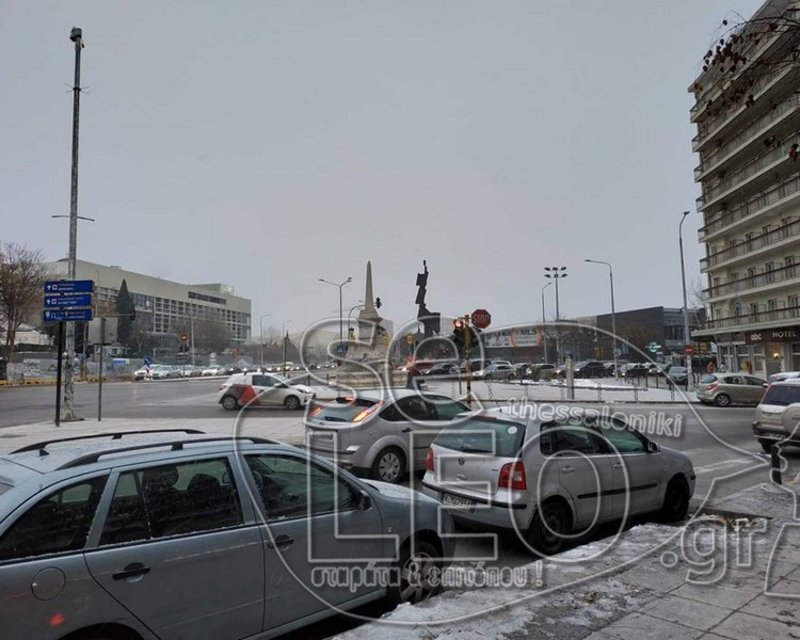 Χιονόπτωση σημειώνεται εδώ και λίγη ώρα στο κέντρο της Θεσσαλονίκης