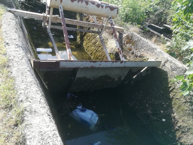 Το αρδευτικό κανάλι που βρέθηκε ο νεκρός άνδρας /Φωτογραφία agrinionews.gr