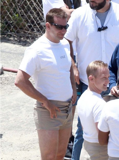 Διάσημος ηθοποιός με καυτό γυναικείο σορτσάκι [εικόνες] | iefimerida.gr 1